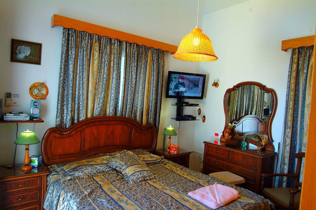 Astrofegia Beachfront Villa Pomos Quarto foto